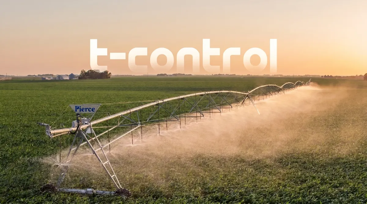 Riego tecnificado en un campo de cultivo al atardecer, con la marca T-Control
