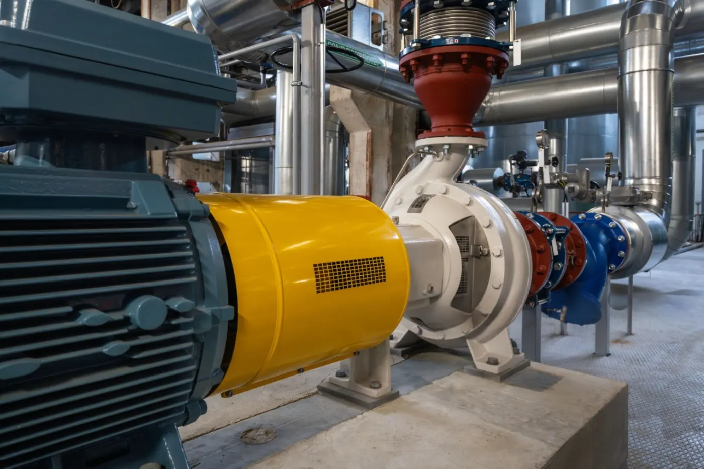 Motor y bomba industrial en funcionamiento