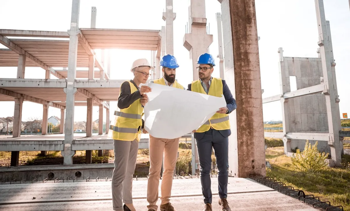 Ingenieros revisando planos en una obra