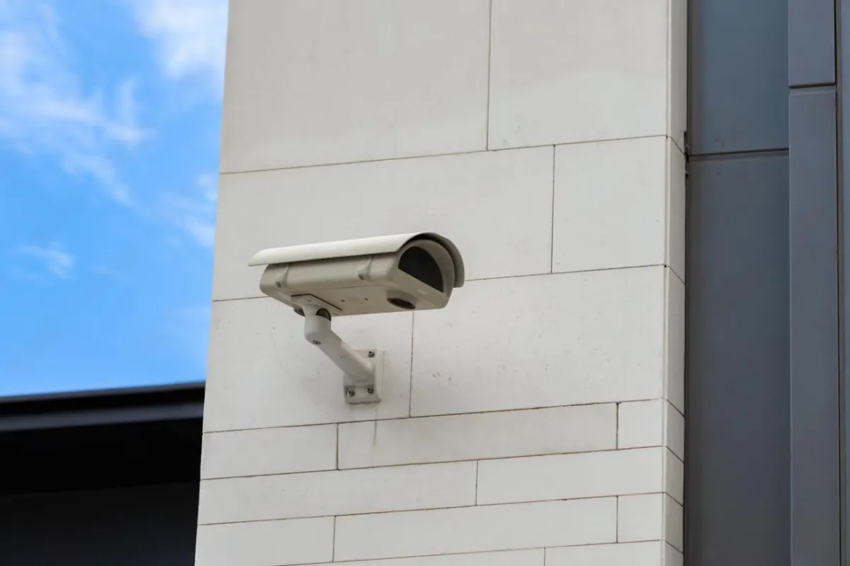 Cámara de videovigilancia en la fachada de un edificio